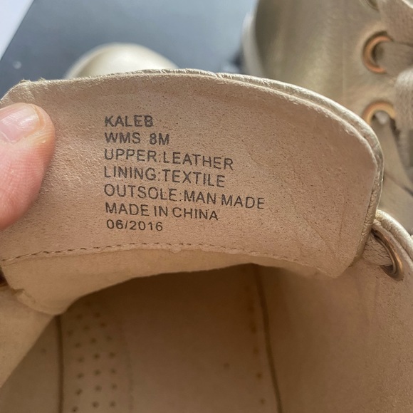 Kenneth Cole Gold sneakers! Fun and stylish sneakers - Picture 3 of 5